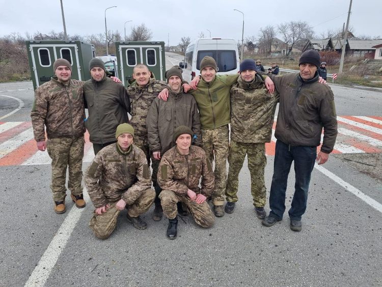 Ще 12 українців визволено з російського полону