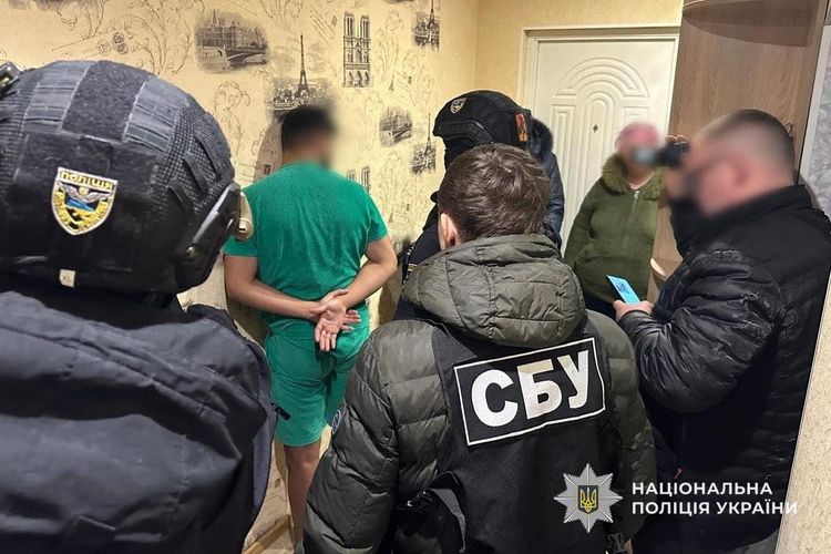 12 років позбавлення волі за обдурювання родин полонених і зниклих безвісти Захисників