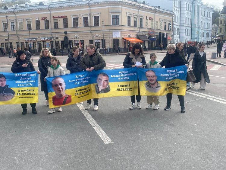Родини цивільних українців, що перебувають у російській неволі, провели акцію в Києві