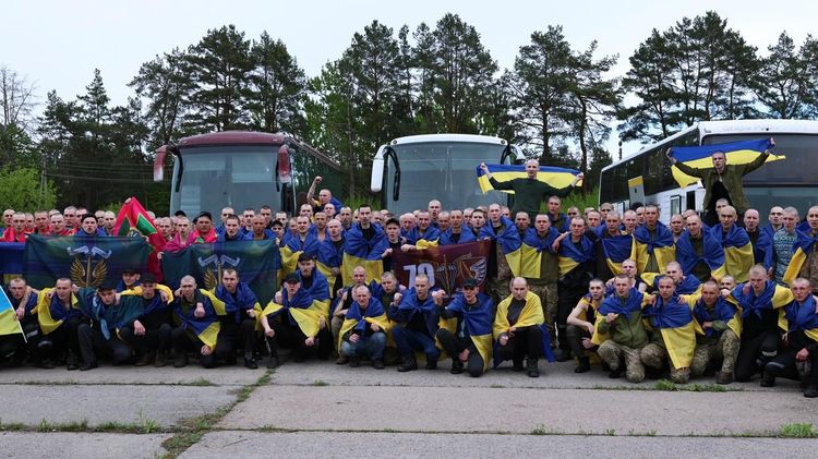 205 українських Захисників повертаються додому після російського полону