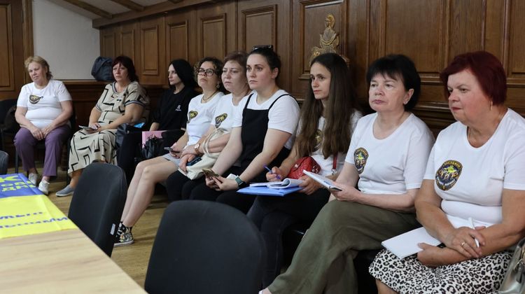 Дмитро Усов зустрівся з родинами незаконно засуджених у рф Оборонців.