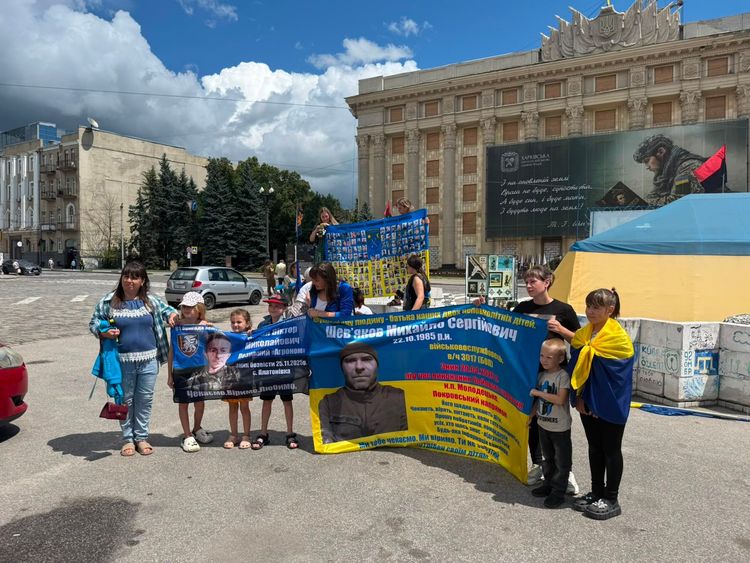 "Не мовчи. Полон вбиває" - у Харкові відбулася акція-нагадування на підтримку Оборонців