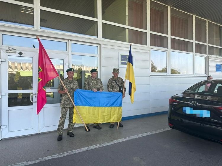 Посольству України в Будапешті вдалося вивезти з Угорщини трьох українських
Захисників